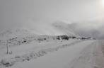 Muita neve no Atigun Pass, ponto mais alto da Dalton Highway, com 1450 metros, na Brooks range, no norte do Alaska